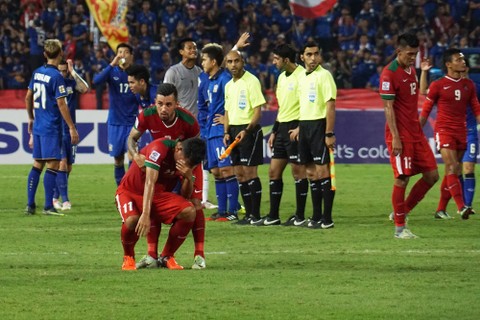 Pesepak bola Indonesia, Dedi Kusnandar (11) dihibur oleh Stefano Janjte Lilipaly usai Indonesia dikalahkan Thailand pada final putaran kedua AFF Suzuki Cup 2016 di Rajamangala National Stadium, Bangkok, Thailand, Sabtu (17/12). Foto: Aditia Noviansyah