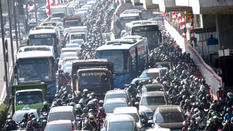 Sejumlah kendaraan terjebak macet di kawasan Jalan Gatot Subroto, Jakarta. Foto: Iqbal Firdaus/kumparan