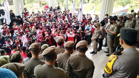Foto: Ratusan Buruh Jambi Minta Kenaikan UMP