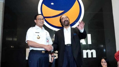 Ketum Partai NasDem Surya Paloh (kanan) bersalaman dengan Gubernur DKI Jakarta Anies Baswedan di Kantor DPP partai NasDem. Foto: Helmi Afandi/kumparan