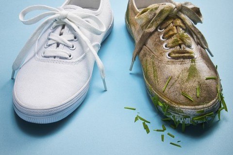 Cara mencuci sepatu putih kain