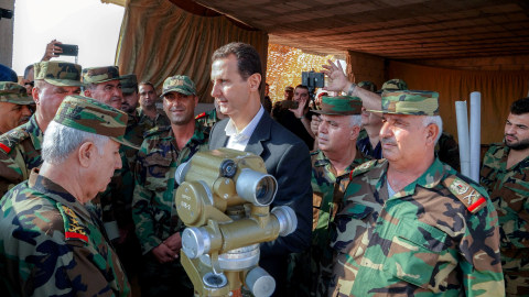 Presiden Suriah, Assad, kunjungi medan perang di Idlib. Foto: Reuters