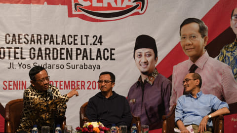 Mahfud MD (kiri), Faisal Basri (kanan) dan Ustaz Yusuf Mansur (tengah) pada seminar Pilpres 2019 Ceria di Surabaya, Senin (17/9). Foto: ANTARA FOTO/Zabur Karuru/wsj/18.
