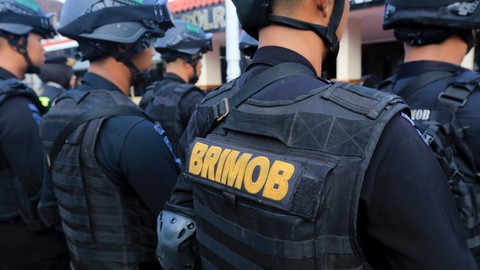 Brimob Bagikan 2.500 Sembako ke Warga Membutuhkan di Bogor