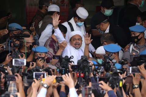 Habib Rizieq Syihab saat memberikan keterangan kepada wartawan di Polda Metro Jaya sebelum menjalani pemeriksaan, Sabtu (12/12). Foto: Aditia Noviansyah/kumparan