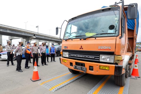 Korps Lalu Lintas (Korlantas) Polri menggelar operasi penanganan truk over dimension over loading (ODOL) di ruas jalan Tol Cikampek, Kamis (10/3) Foto: Dok. Korlantas Polri
