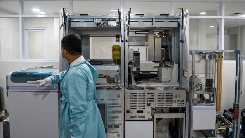 Seorang dokter berjalan di dekat alat tes swab virus Corona berupa Polymerase Chain Reaction diagnostic kit (PCR) di Laboratorium Rumah Sakit Pertamina Jaya. Foto: ANTARA FOTO/M Risyal Hidayat
