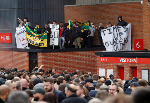 Pria Tua Ini Bersihkan Sampah Usai Demo Suporter MU di Old Trafford