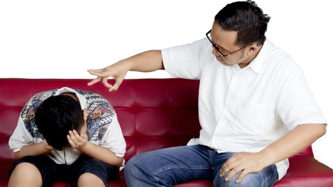 Ilustrasi memberi hukuman pada anak yang nakal. Foto: Shutter Stock