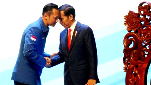 Presiden Joko Widodo (kanan) berjabat tangan dengan Ketua Kogasma Partai Demokrat Agus Harimurti Yudhoyono saat membuka Rapat Pimpinan Nasional (Rapimnas) Partai Demokrat 2018. Foto: Yulius Satria Wijaya/ANTARA FOTO
