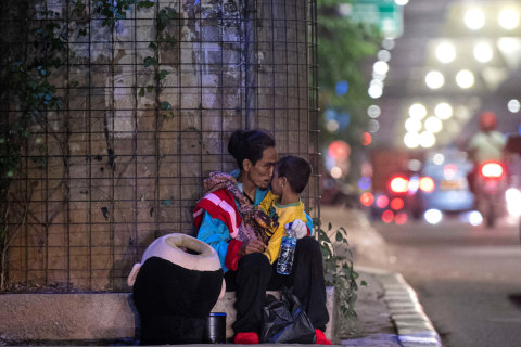 Foto: Potret Haru Pengamen Badut dan Anaknya Mengais Rezeki Saat Pandemi Corona (4)