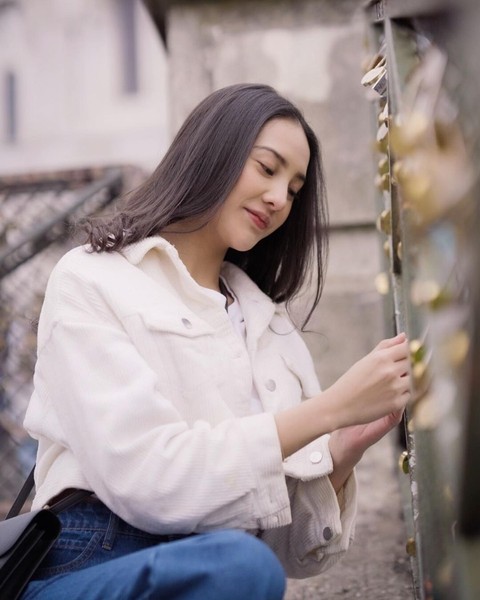 Anya Geraldine saat liburan di Paris. Foto: Instagram/@anyageraldine