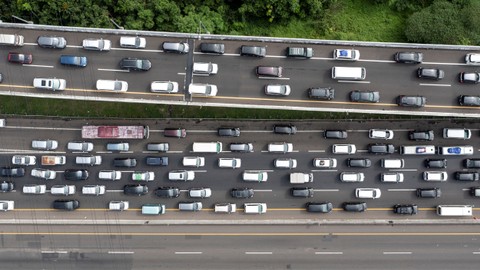 Sejumlah kendaraan memadati ruas jalan tol Jakarta-Cikampek kilometer 47 dan Jalan Layang Mohammed Bin Zayed (MBZ) di Karawang, Jawa Barat, Jumat (29/4/2022). Foto: M Risyal Hidayat/ANTARA FOTO
