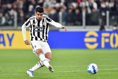 Pemain Juventus Alvaro Morata menendang bola ke arah gawang Fiorentina pada pertandingan leg kedua semifinal Coppa Italia di Allianz Stadium, Turin, Italia. Foto: Massimo Pinca/REUTERS