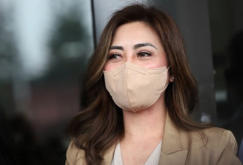 Dhena Devanka saat menjalani sidang putusan perceraian dengan Jonathan Frizzy di Pengadilan Agama Jakarta Selatan, Kamis, (17/2/2022). Foto: Agus Apriyanto