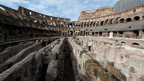 Suasana Colosseum yang dibuka kembali setelah ditutup sementara akibat pandemi, di wilayah Lazio, Roma, Italia, Selasa (1/2). Foto: Yara Nardi/REUTERS