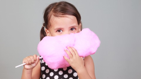 Ilustrasi anak makan gulali. Foto: CHAIWATPHOTOS/Shutterstock