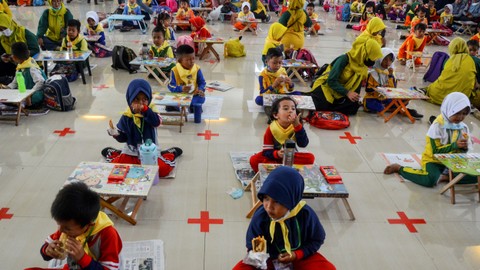 Sejumlah siswa TK dan PAUD memakan olahan ikan pada acara gerakan cinta rupiah dan makan ikan massal di Gedung Kesenian, Kabupaten Ciamis, Jawa Barat, Kamis (24/3/2022). Foto: Adeng Bustomi/ANTARA FOTO