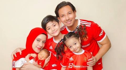 Keluarga Fairuz A Rafiq. Foto: Instagram/fairuzarafiq