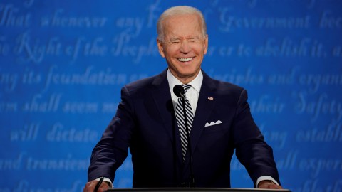 Calon presiden dari Partai Demokrat Joe Biden dalam debat kampanye presiden 2020 pertama di Cleveland, Ohio, AS, Selasa (29/9). Foto: Brian Snyder/REUTERS