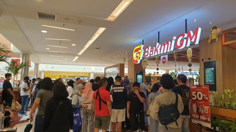 Mal di kawasan Jakarta Selatan tetap ramai saat musim mudik lebaran 2022. Foto: Prameshwari Sugiri/kumparan