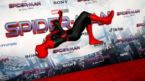 Seseorang yang mengenakan kostum Spider-Man tampil di pemutaran perdana film Spider-Man: No Way Home di Los Angeles, California. Foto: Mario Anzuoni/Reuters