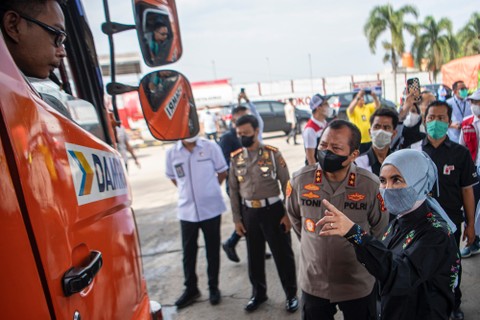 Direktur Utama PT Pertamina (Persero) Nicke Widyawati (kanan) berbincang dengan supir truk saat melakukan sidak di SPBU by pass Soekarno Hatta Palembang, Sumatera Selatan, Minggu (3/4/2022). Foto: Nova Wahyudi/ANTARA FOTO