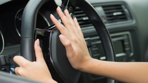Ilustrasi membunyikan klakson mobil Foto: dok. Shutter Stock