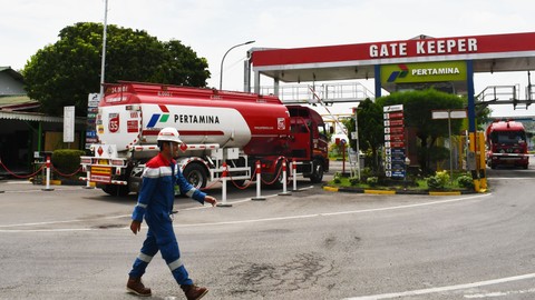 Pekerja mengatur antrean mobil tangki Pertamina untuk melakukan pengisian di depo PT Pertamina Patra Niaga Madiun, Jawa Timur, Rabu (20/4/2022). Foto: ANTARA FOTO/Siswowidodo