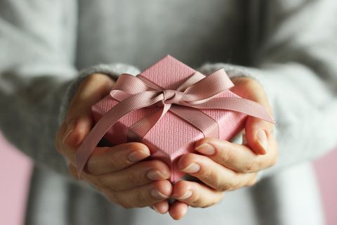 Ilustrasi Memberi Kado Valentine untuk Cowok. Foto: Dok. Shutterstock