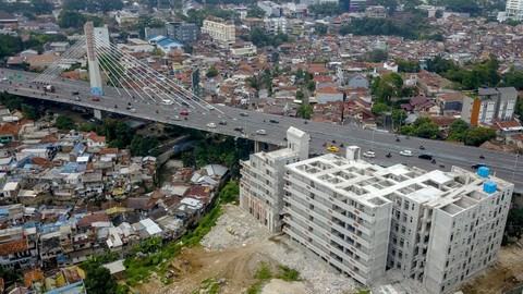 Foto udara proyek pembangunan rumah deret di Tamansari, Bandung, Jawa Barat, Selasa (18/1/2022). Foto: Raisan Al Farisi/ANTARA FOTO