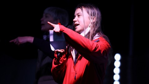 Aktivis iklim Greta Thunberg berbicara pada pawai Fridays for Future selama KTT COP26, di Glasgow, Skotlandia, Inggris, Jumat (5/11). Foto: Russell Cheyne/REUTERS