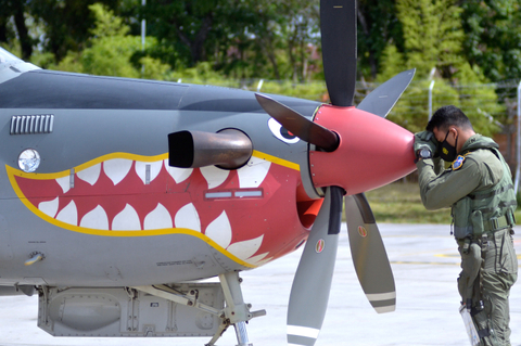 Pilot pesawat Super Tucano berdoa sebelum terbang di Lanud I Gusti Ngurah Rai, Badung, Bali, Kamis (16/9/2021). Foto: Fikri Yusuf/ANTARA FOTO