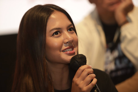 Vino G Bastian bersama Aurelie Moeremans dan sejumlah pemain film Babby Blues di Epicentrum Kuningan, Jakarta, Jumat (18/3/2022). Foto: Roni Kuncoro/kumparan