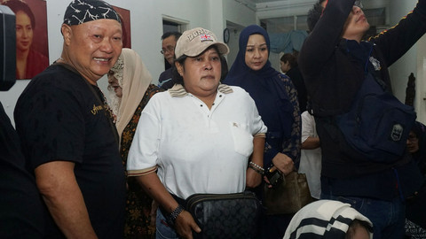 Suti Karno melayat ke kediaman almarhumah Ria Irawan di Lebak Bulus, Jakarta Selata, Senin (6/1).  Foto: Nugroho Sejati/kumparan 