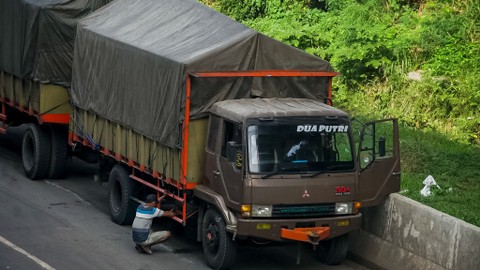 Sejumlah Truk melintasi Tol Jakarta-Cikampek di kawasan Bekasi Barat, Minggu (20/3/2022). Foto: Iqbal Firdaus/kumparan