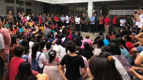Dirjen PAS Sri Puguh Budi Utami saat mendengarkan keluhan napi Lapas Narkoba Langkat. Foto: Dok. Humas Ditjen PAS
