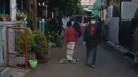 Pemuda Ketiduran Saat Salat Id di Tengah Jalan, Kaget Pas Bangun Sudah Bubar (1)