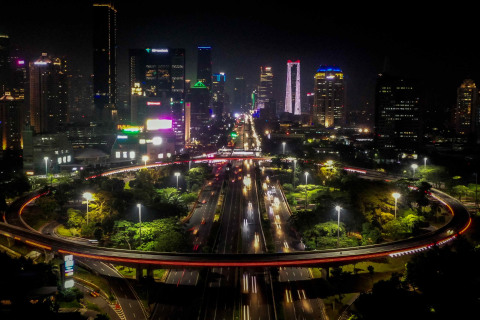 Foto udara Simpang Susun Semanggi menampilkan warna merah putih di Jakarta, Kamis (9/4).  Foto: ANTARA FOTO/Galih Pradipta