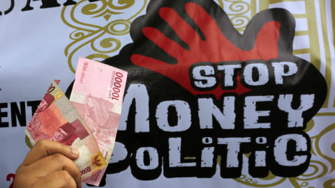 Petugas Badan Pengawas Pemilu (Bawaslu) kota Banda Aceh mengkampanyekan anti politik uang. Foto: ANTARA FOTO/Irwansyah Putra