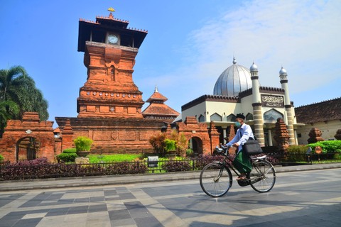 Warga melintas di depan Masjid Menara Kudus atau bernama resmi Masjid Al Aqsa Manarat Qudus di Desa Kauman, Kudus, Jawa Tengah, Rabu (13/4/2022). Foto: Yusuf Nugroho/ANTARA FOTO
