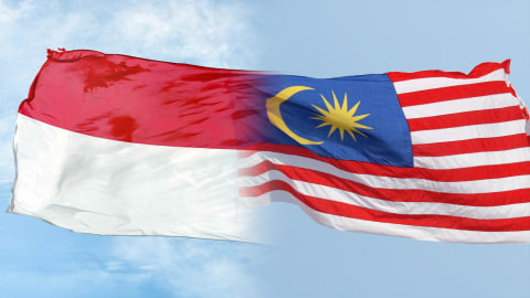 Ilustrasi Bendera Indonesia dan Malaysia. Foto: Shutter Stock