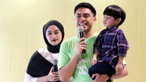 Ayudia Bing Slamet, Ditto, dan anaknya, Dia Sekala Bumi, di kantor Falcon Pictures, Jakarta Selatan, Senin (20/1).  Foto: Dok. Falcon Pictures
