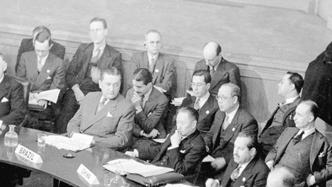 Sidang pertama Majelis Umum Perserikatan Bangsa-Bangsa dibuka pada 10 Januari 1946 di Central Hall di London, Inggris. Selama sesi inilah Dewan Keamanan bertemu untuk pertama kalinya. Foto: News.un.org/PBB/Marcel Bolomey