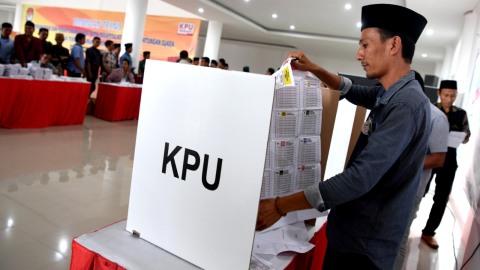 Sejumlah penyelenggara Pemilu 2019 melakukan pencoblosan kertas suara di bilik suara saat simulasi pemungutan dan perhitungan suara pemilihan umum 2019 di Sumenep, Jawa Timur, Sabtu (16/3). Foto: ANTARA FOTO/Zabur Karuru