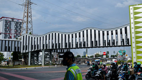 Jembatan Penyeberangan Orang (JPO) Senen Extension, di kawasan Senen, Jakarta, Selasa (24/11/2020). Foto: Galih Pradipta/ANTARA FOTO