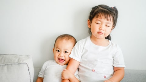 Ilustrasi kakak adik. Foto: Shutterstock