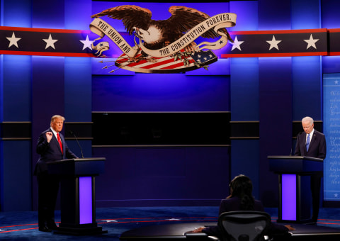 Presiden AS Donald Trump dan calon presiden dari Partai Demokrat Joe Biden dalam debat kampanye presiden 2020. Foto: Mike Segar/Reuters