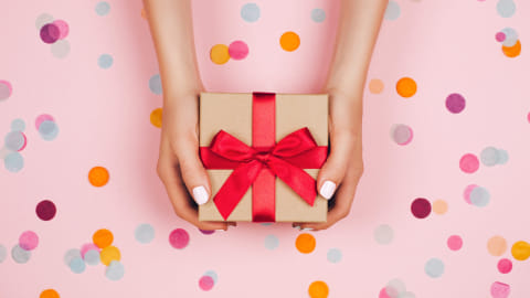Ilustrasi Memberi Kado Valentine untuk Cowok. Foto: Thinkstock