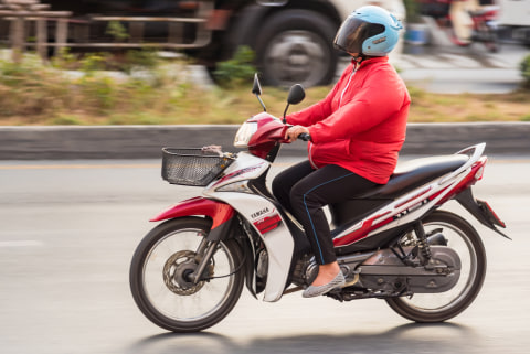 Ilustrasi pengendara motor bebek. Foto: Shutterstock